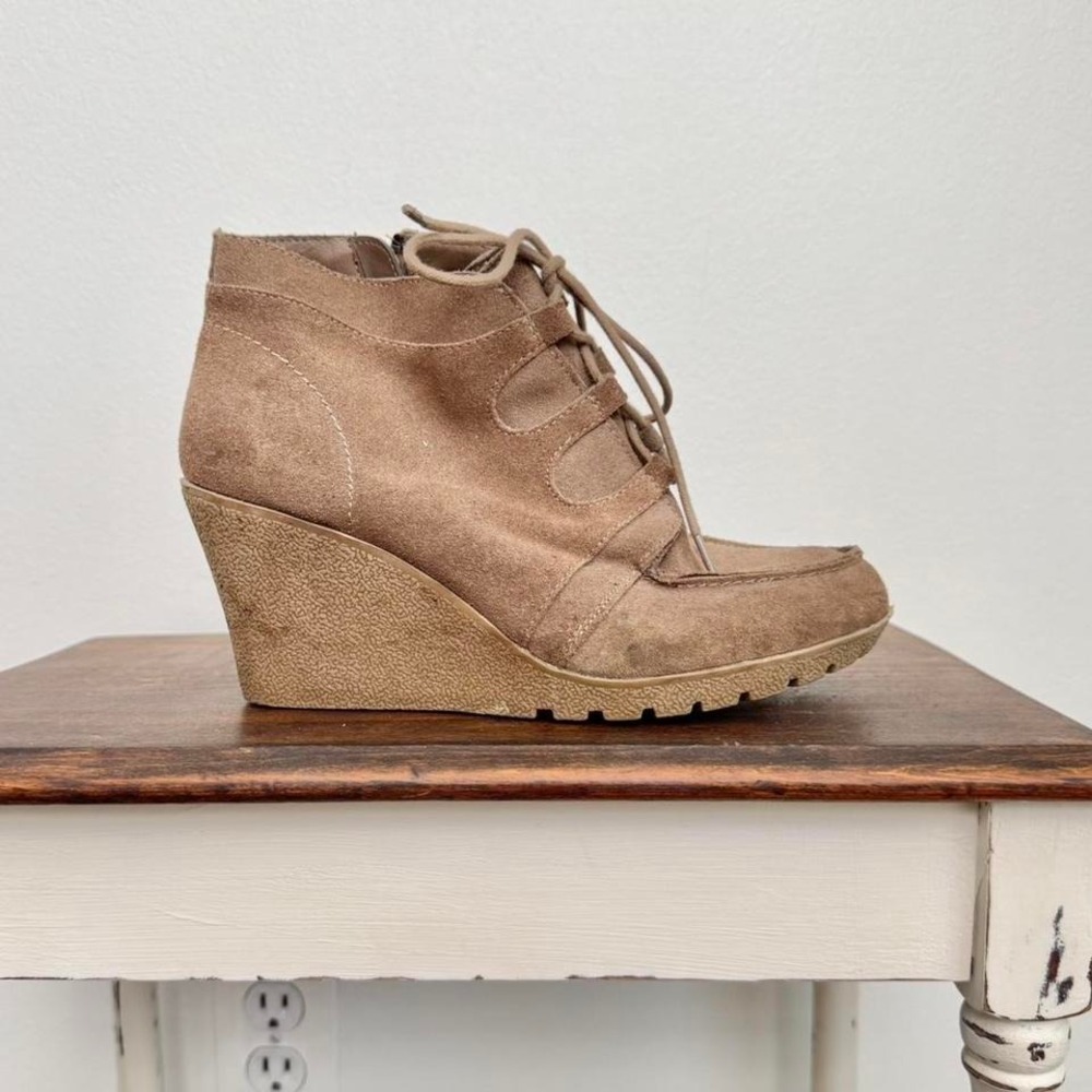 sneaker wedge size 9 MIA genuine suede